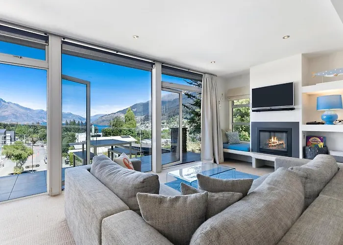 Diamond Villa - Lake Views, Central Location