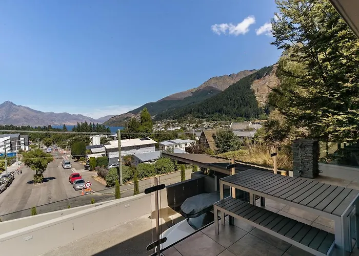Diamond Villa - Lake Views, Central Location