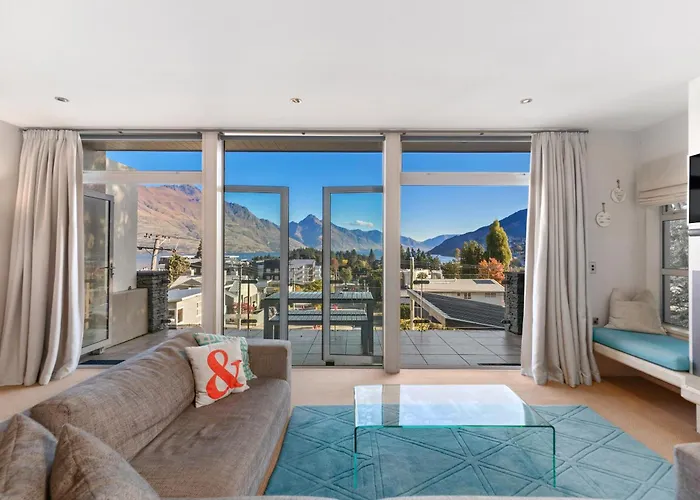 Diamond Villa - Lake Views, Central Location